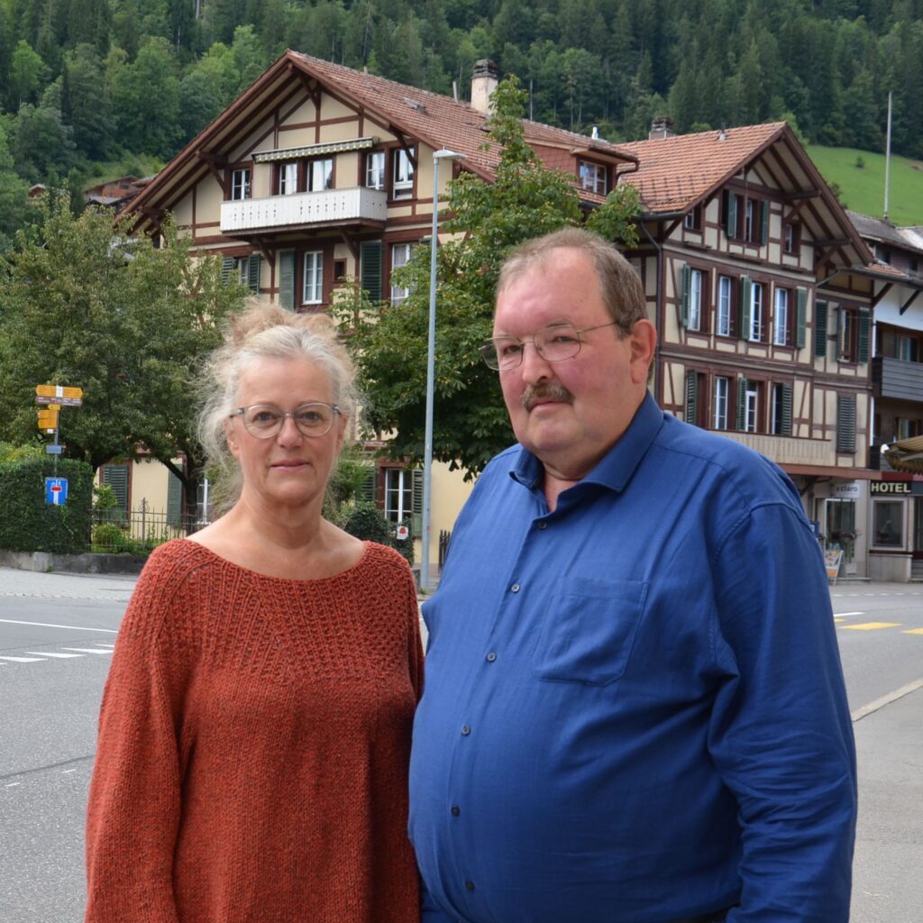 Die Kandidierenden der SP Zweisimmen Angela Haydar-Schneider und Walter Siegenthaler möchten sich für ein lebenswertes und offenes Zweisimmen einsetzen.